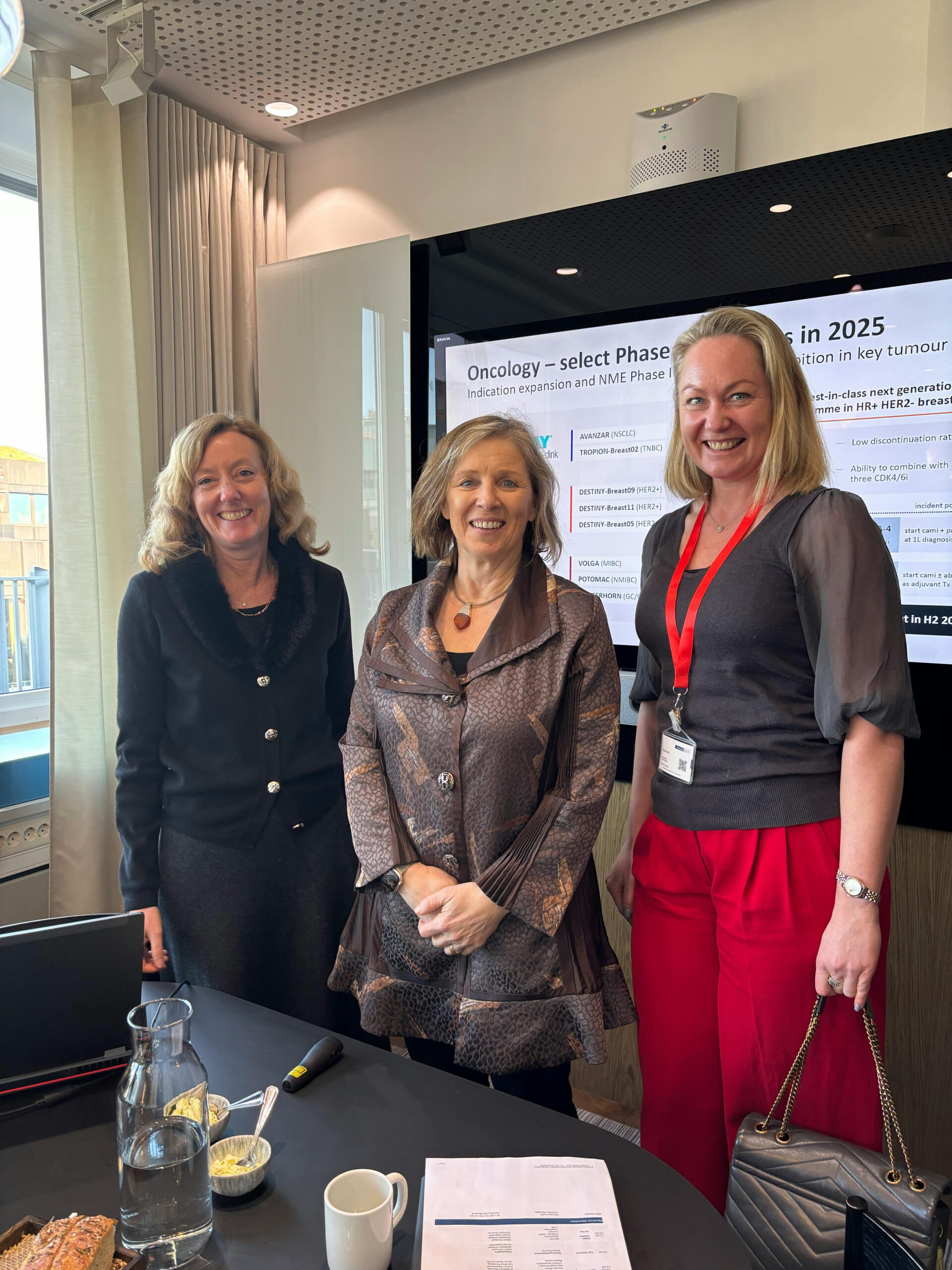 Förvaltarna Samuelsson och Hult med Susan Galbraith.