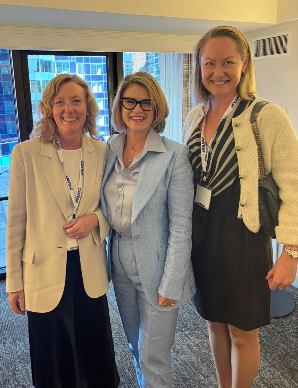 Förvaltarna Samuelsson och Hult med Sara Boyce.