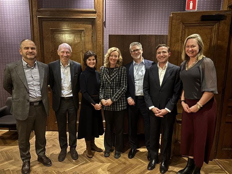 Förvaltarna Samuelsson och Hult med Sylvie Gregoire med flera.